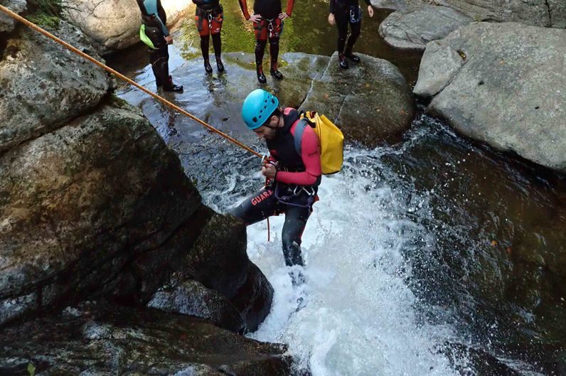 traversée de cascade dans le canyon sensation dans les cévennes