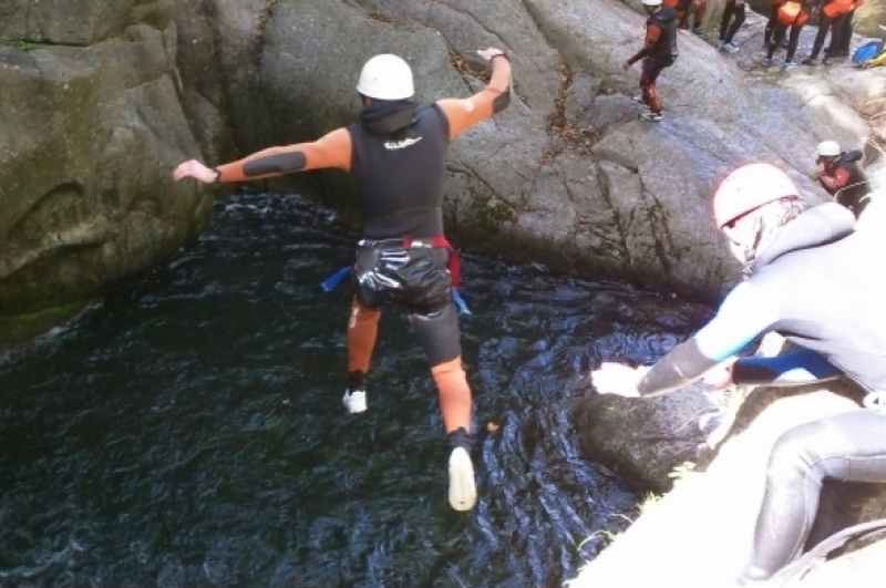 saut dans le canyoning des cevennes