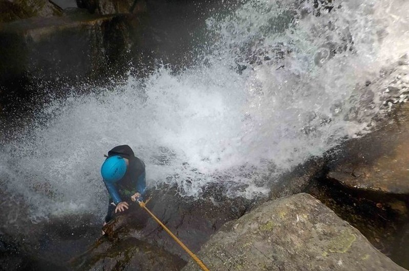 rappel dans le canyoning des sources du tarn